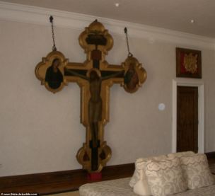 21219620-7703257-One_of_the_bedrooms_has_a_sculpture_of_a_life_sized_Jesus_crucif-a-57_1574260312833